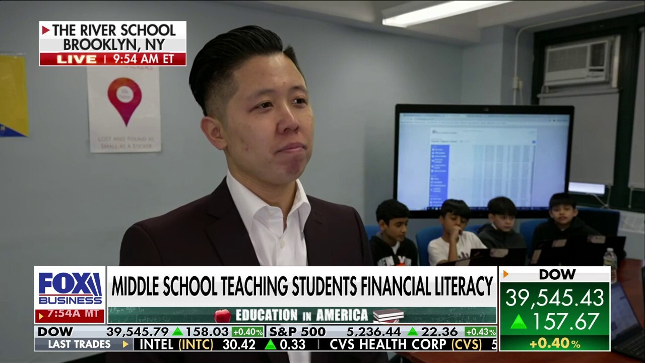 Middle school teaching students financial literacy