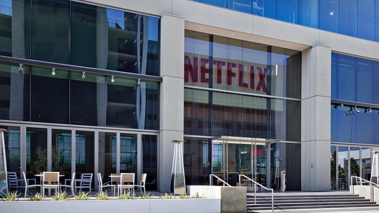 Netflix sees light earnings, better than expected sales 