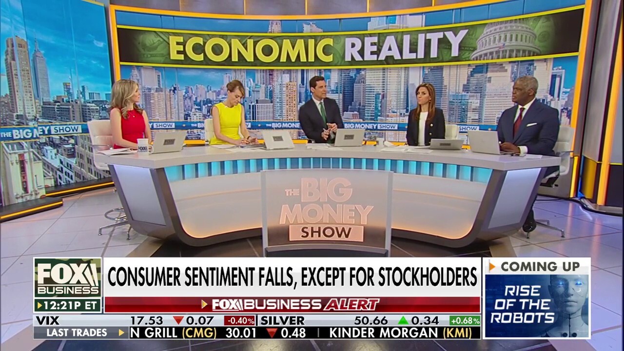 ‘The Big Money Show’ panel reacts to Brian Moynihan’s claim that Americans keep spending despite rising pessimism about the economy.