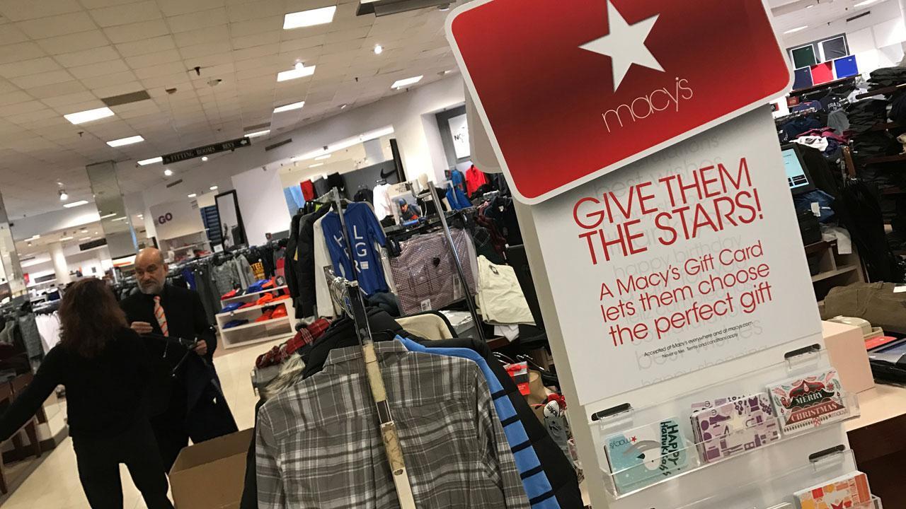 Macy's reports weak holiday sales