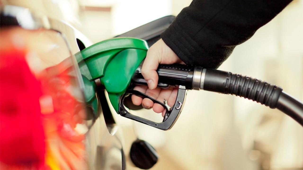 Gas prices could hit around $2 a gallon on July 4: GasBuddy analyst 
