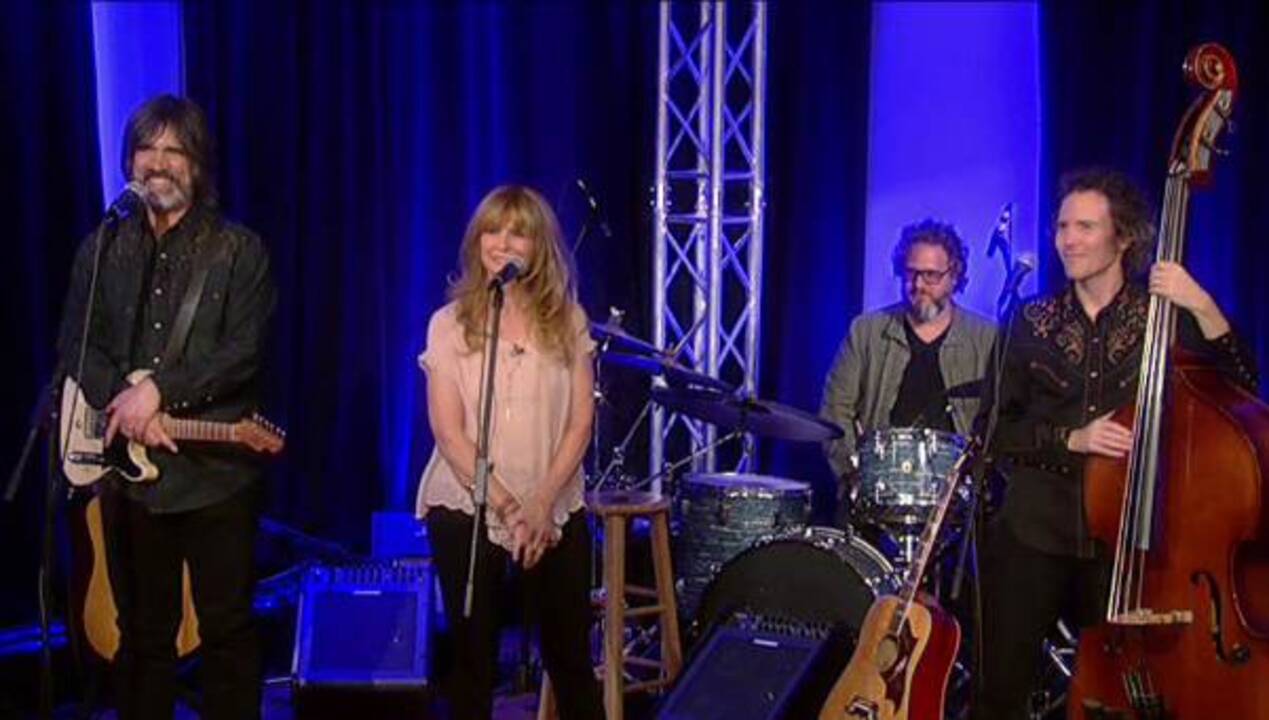 Larry Campbell & Teresa Williams sing ‘Keep Your Lamp Trimmed and Burning’