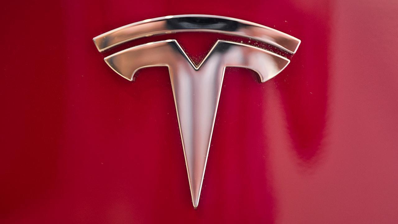 Another Tesla executive leaves; Apple goes big
