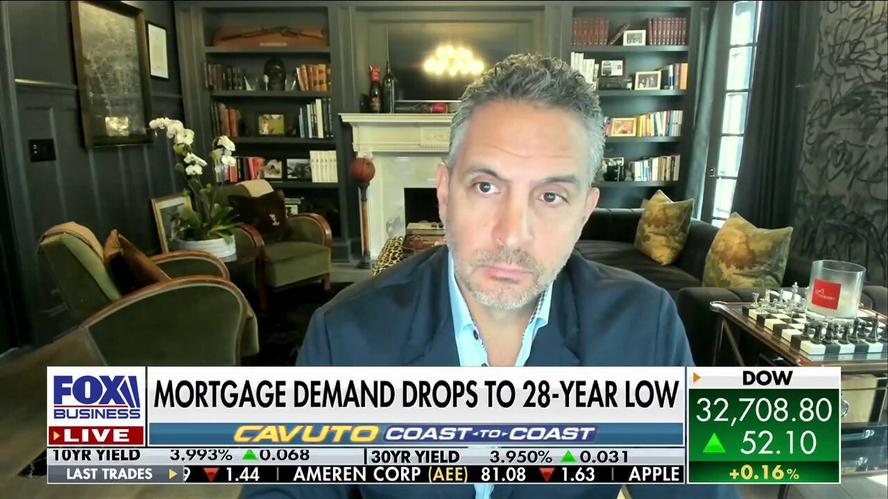 The Agency CEO Mauricio Umansky discusses the real estate sector as mortgage rates hit a 28-year low, down 5.7%.
