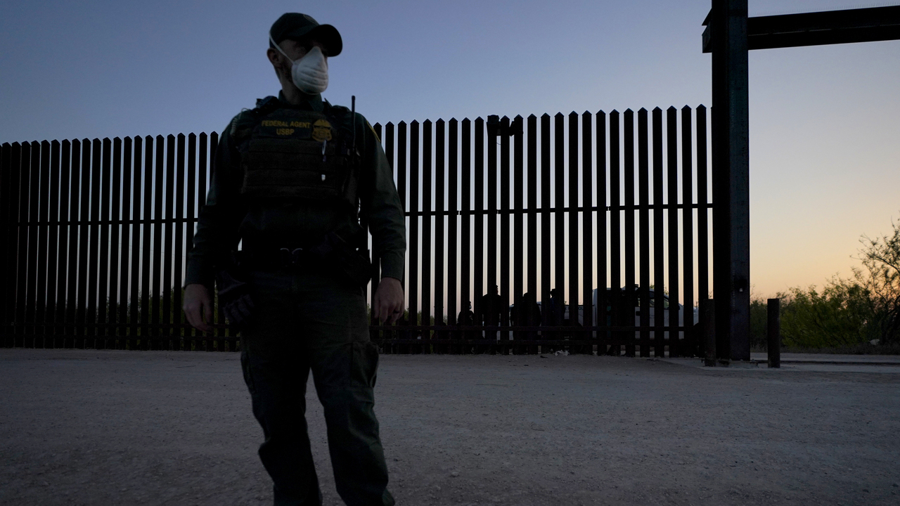 Border turning into political challenge for White House: Axios reporter
