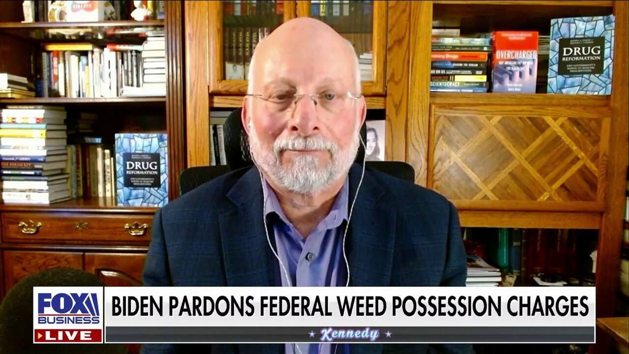 Cato Institute Senior Fellow Dr. Jeffrey Singer weighs in on President Biden's decision to pardon all prior federal offenses of simple marijuana possession on 'Kennedy.' 