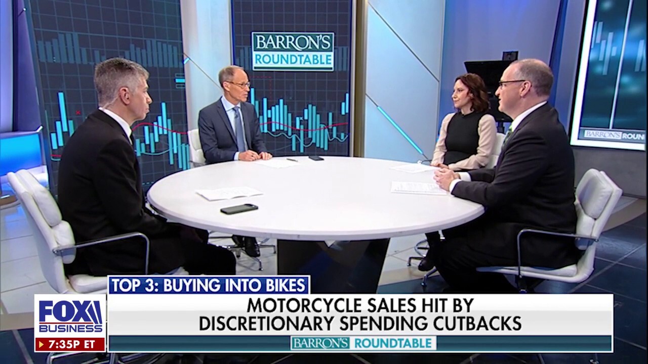  Investors wait to evaluate more earnings data