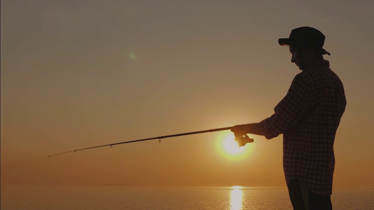 Mike Rowe narrates the struggles fishermen have in 'How America Works'