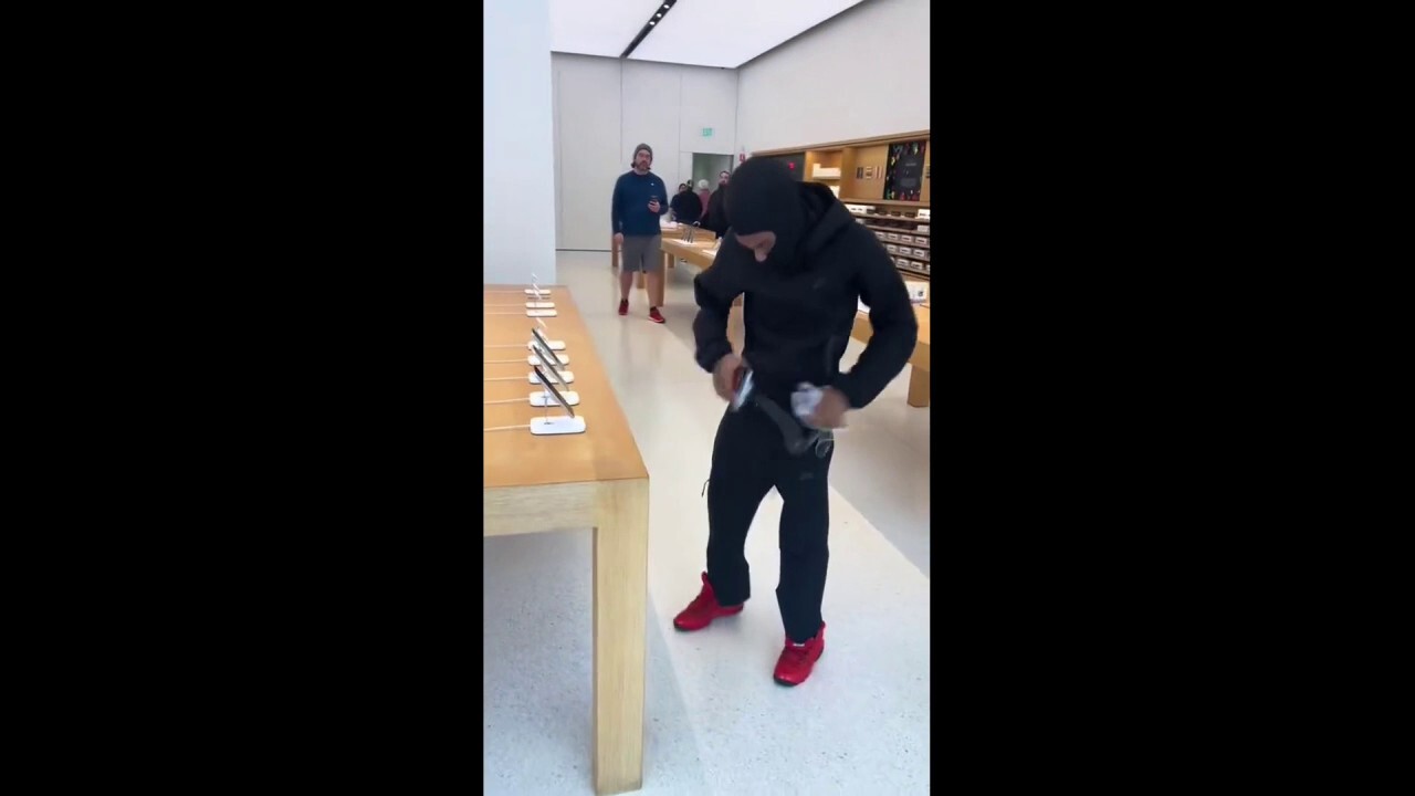 A thief was filmed stuffing dozens of iPhones into his pockets inside an Apple Store in Emeryville, California. (@bustdowncorn/LOCAL NEWS X /TMX)