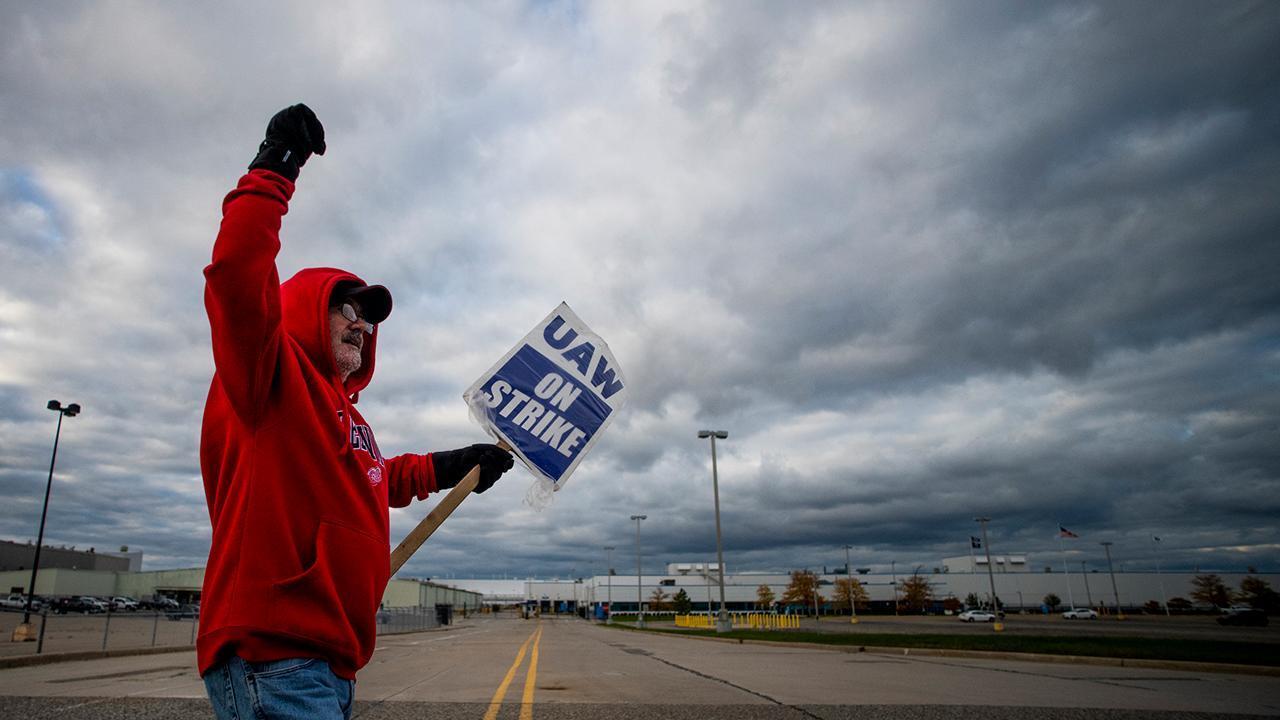 UAW tentatively approves new contract 