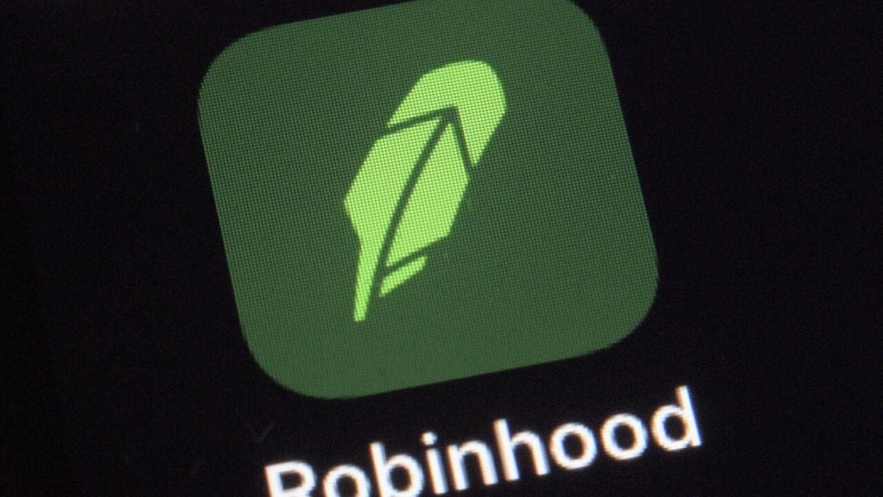 Robinhood allowing users to access IPO a 'clever idea': Ex-SEC chairman 