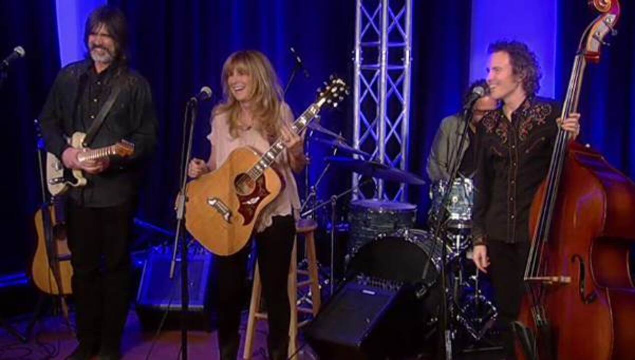 Larry Campbell & Teresa Williams sing ‘Ain't Nobody for Me'