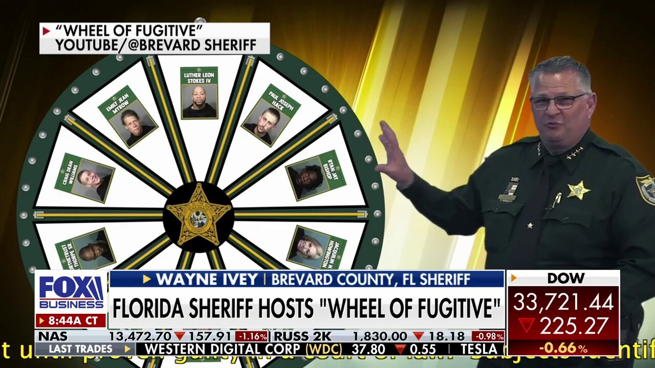 Florida Sheriff Wayne Ivey captures criminal with his 'wheel of fugitive' 