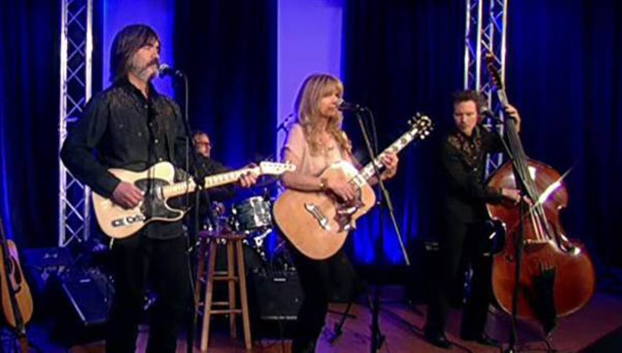 Larry Campbell & Teresa Williams sing ‘Surrender to Love’