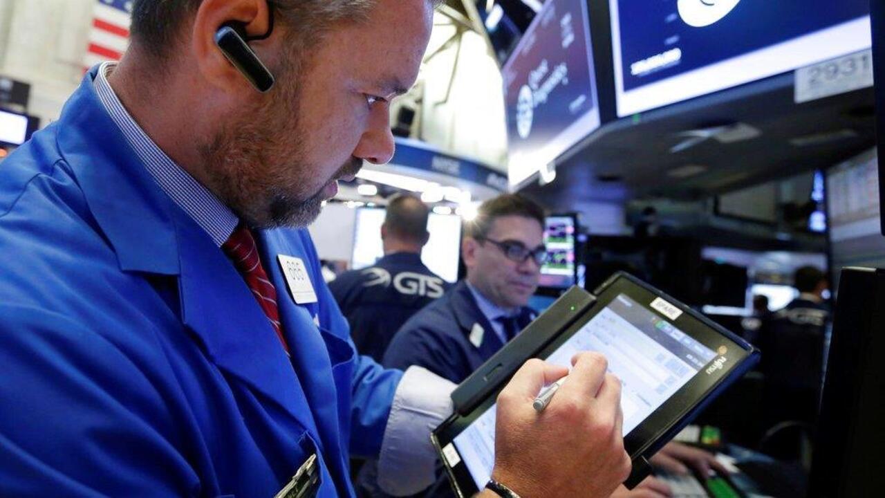 Dow hits 22K as Apple shares rise 