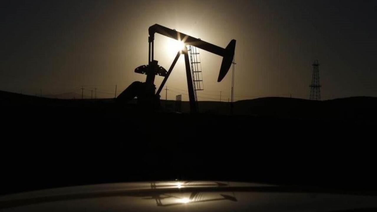 Oil sinks below $35 