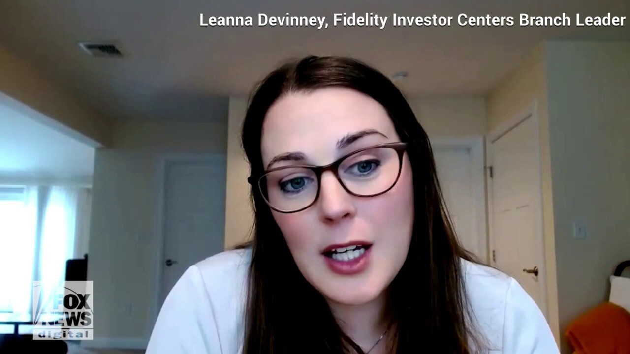 Fidelity Investor Centers branch leader Leanna Devinney discusses alternatives to tapping your 401(k) to cover an emergency expense.