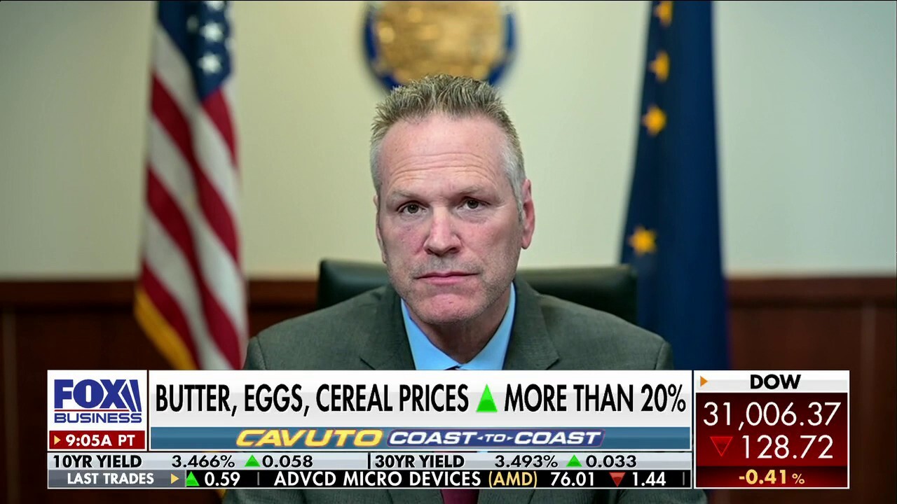 Alaska Governor Mike Dunleavy discusses the averted railroad strike, Biden’s student loan handout, and other political news on ‘Cavuto: Coast to Coast.’ 