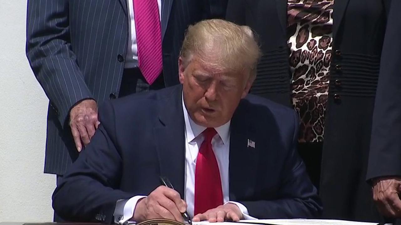 Media shouts questions while Trump signs bill to fix PPP