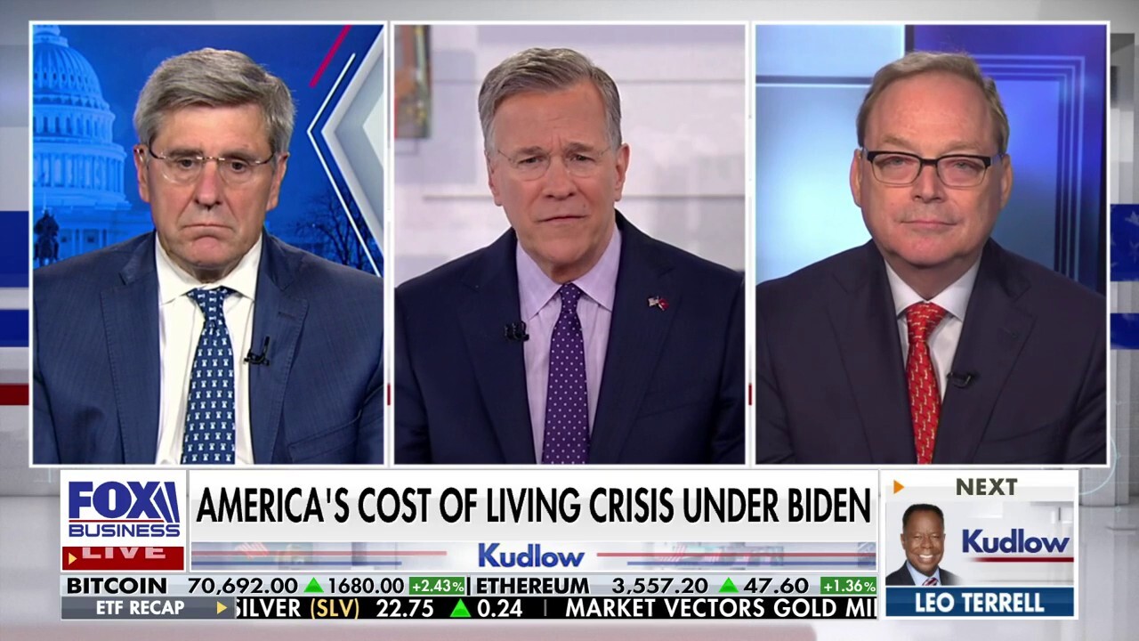 'Kudlow' economic panelists Kevin Hassett and Steve Moore discuss the high cost of living under President Biden.