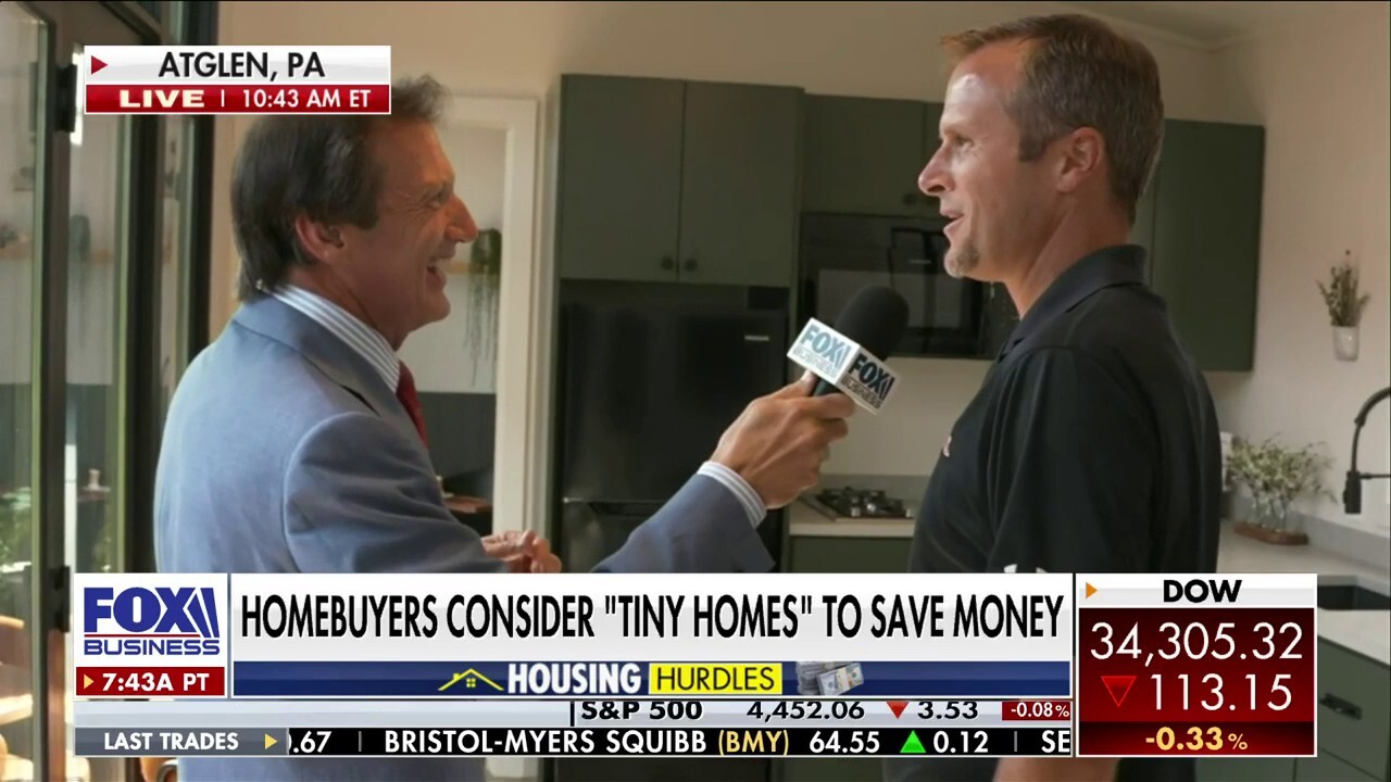 Zook Cabins marketing manager Dave Zook speaks to FOX Business' Jeff Flock about cashing in on the tiny home market.