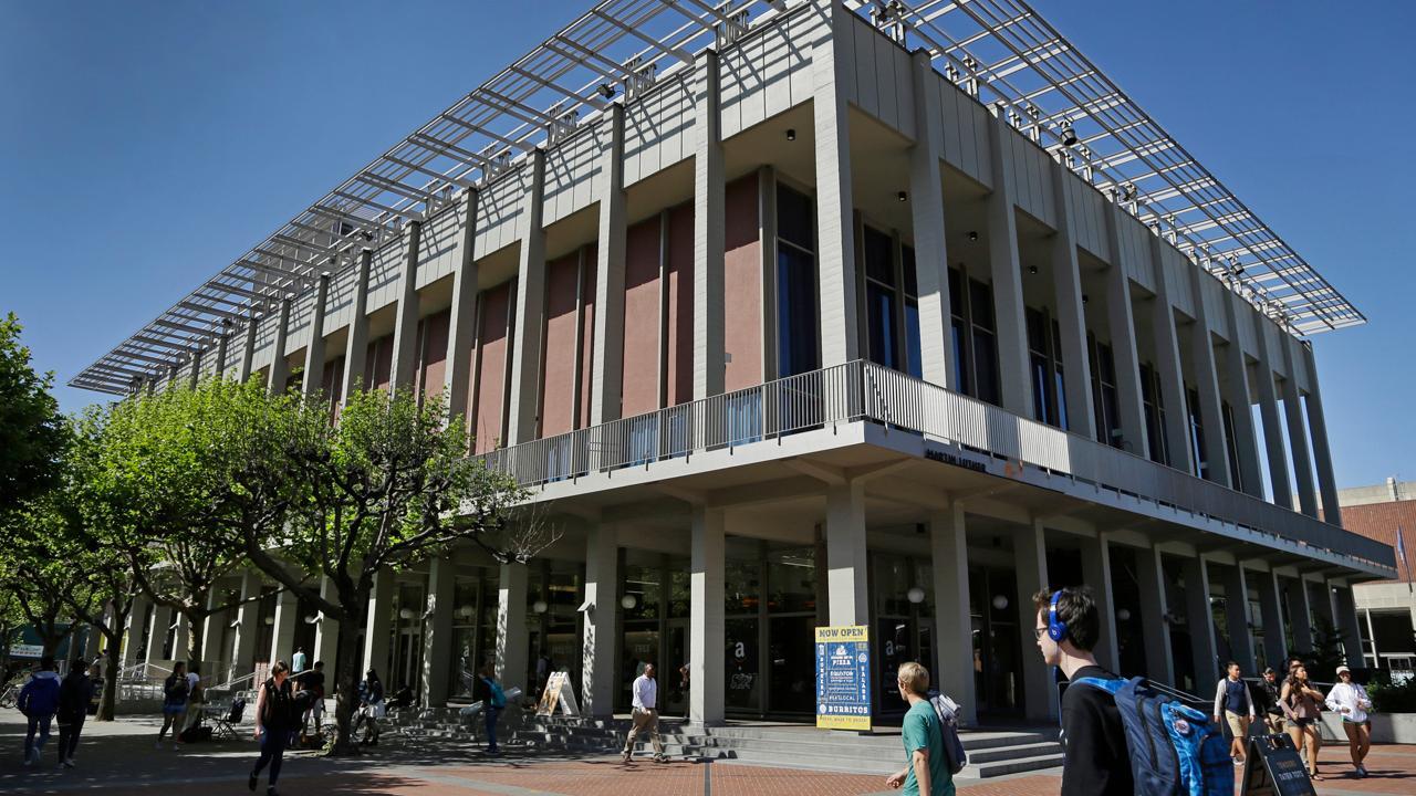 Antifa members smash windows of US Marine Corps recruiting office 