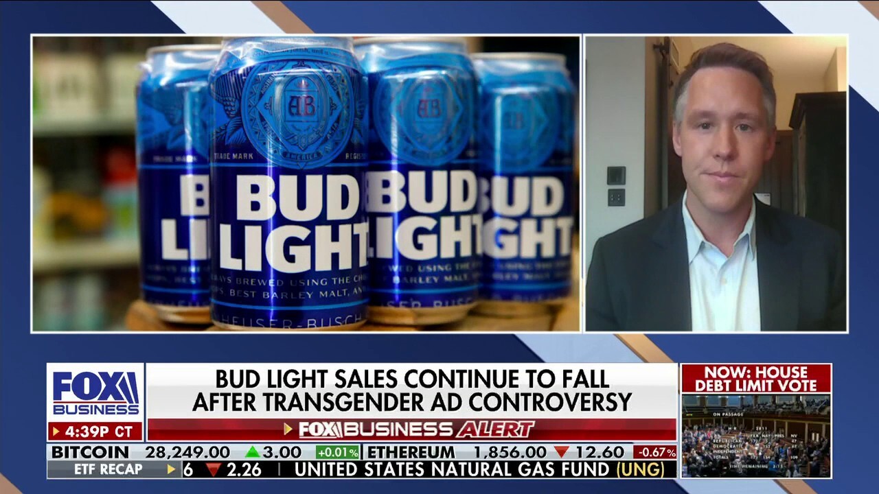 Former Anheuser-Busch president Anson Frericks reacts to Bud Light sales continuing to fall after transgender ad controversy on The Evening Edit. 