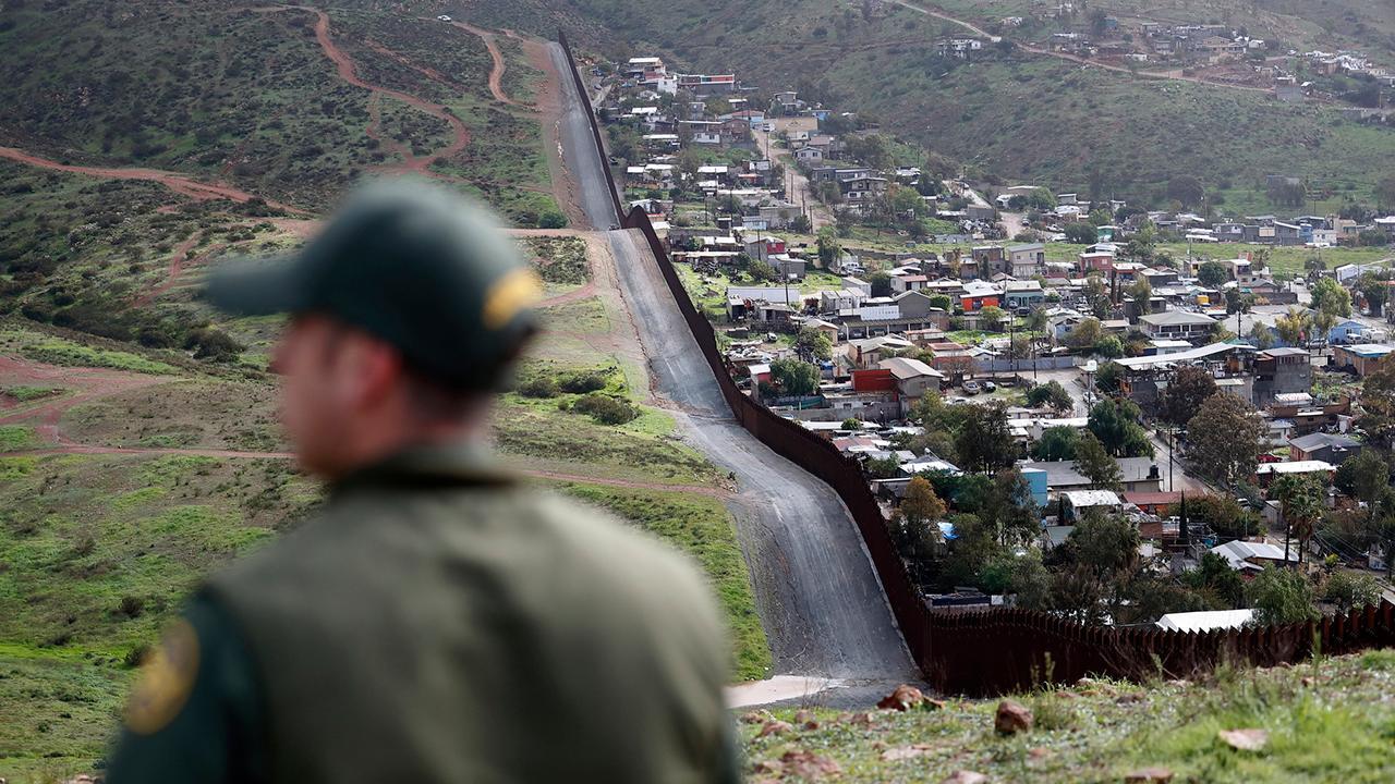 Border patrol agents are overwhelmed, Texas congressman says