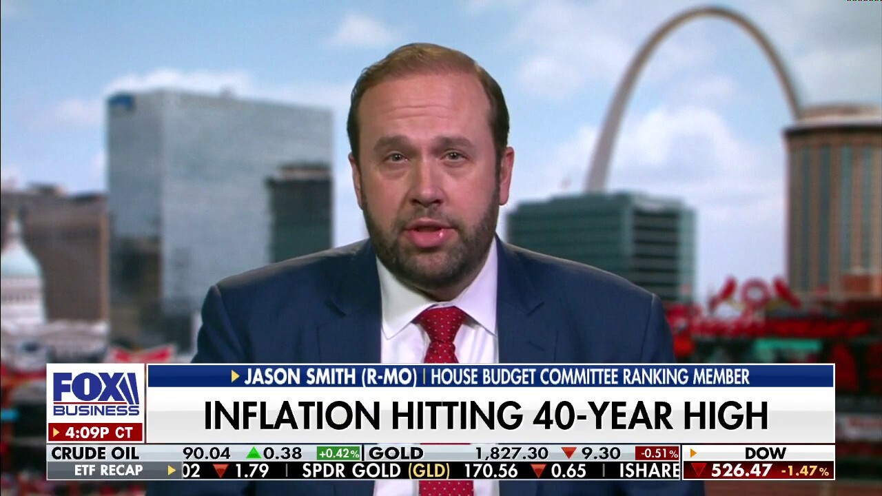House Budget Committee ranking member Jason Smith discusses Biden pushing spending agenda despite sky-high inflation and worker shortages on ‘Fox Business Tonight.’
