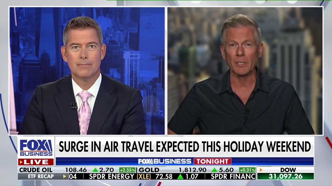 Media and travel analyst Mark Murphy discusses the summer air travel crush and how staffing shortages are impacting the flight industry on ‘Fox Business Tonight.’