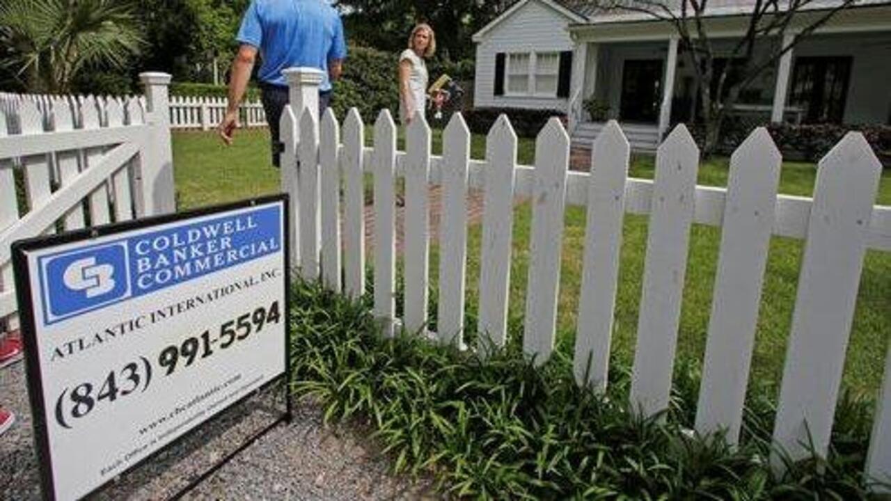U.S. existing home sales fall in August