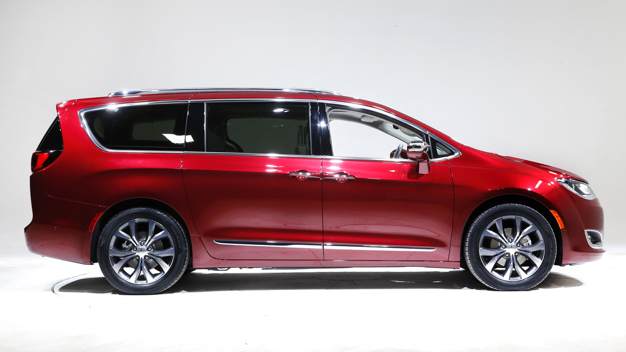 Google, Fiat Chrysler team up for driverless minivan