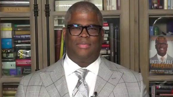 Charles Payne: Twitter dumping users, competition should 'raise a flag'