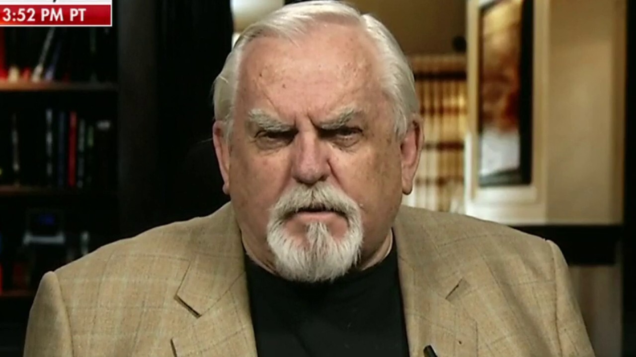 'Cheers' star John Ratzenberger discusses the importance of teaching manufacturing skills to the next generation on 'The Bottom Line.'