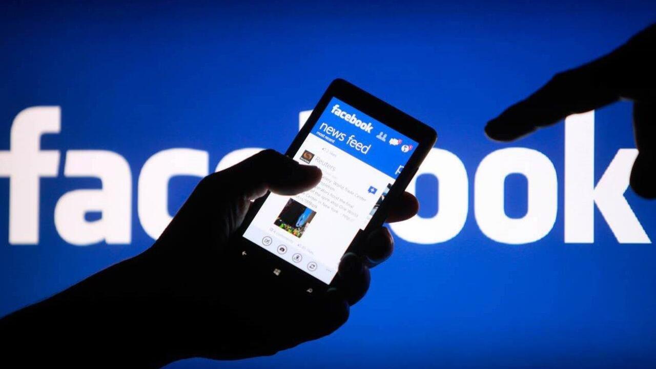 Lawmakers push for mandatory social media screening 