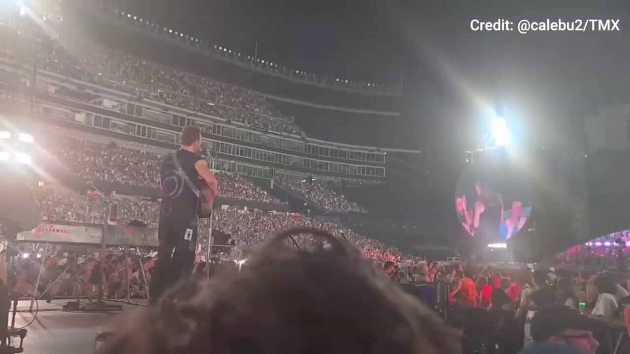 Coldplay frontman Chris Martin wonders whether a couple are having an affair as he catches them on the Kiss Cam during his concert. (Video credit: @calebu2/TMX)