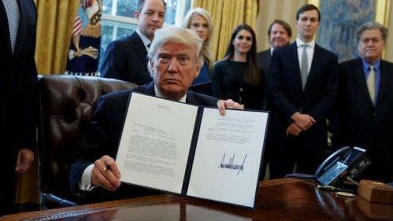 Trump signs executive orders on Keystone, Dakota oil pipelines 