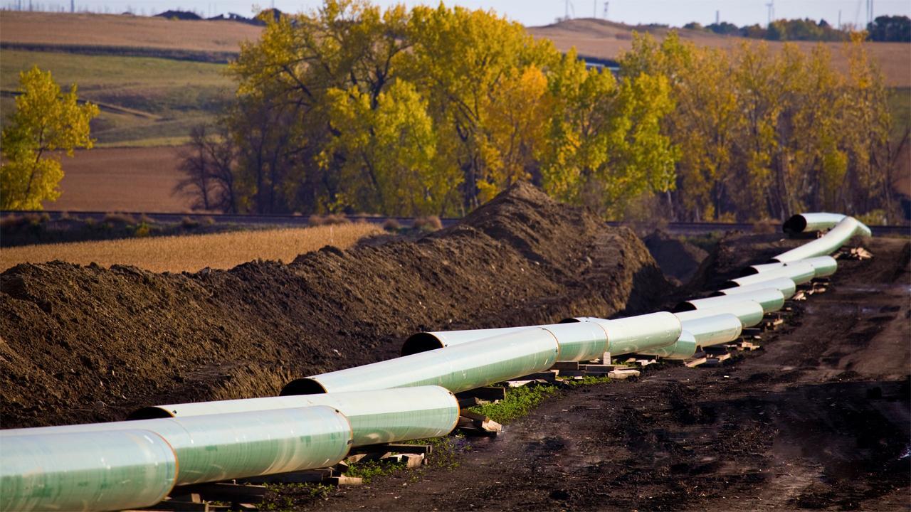 Push for U.S. steel in pipelines faces Washington battle