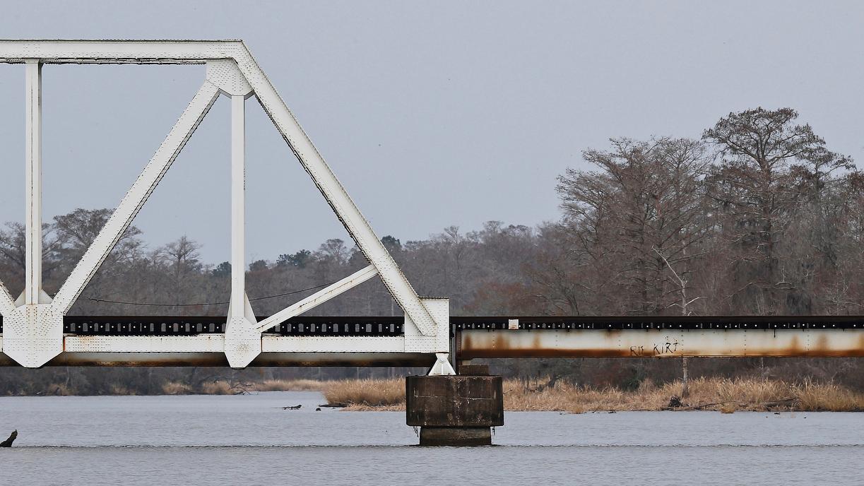 Mississippi Gov. closes more than 100 bridges for repair