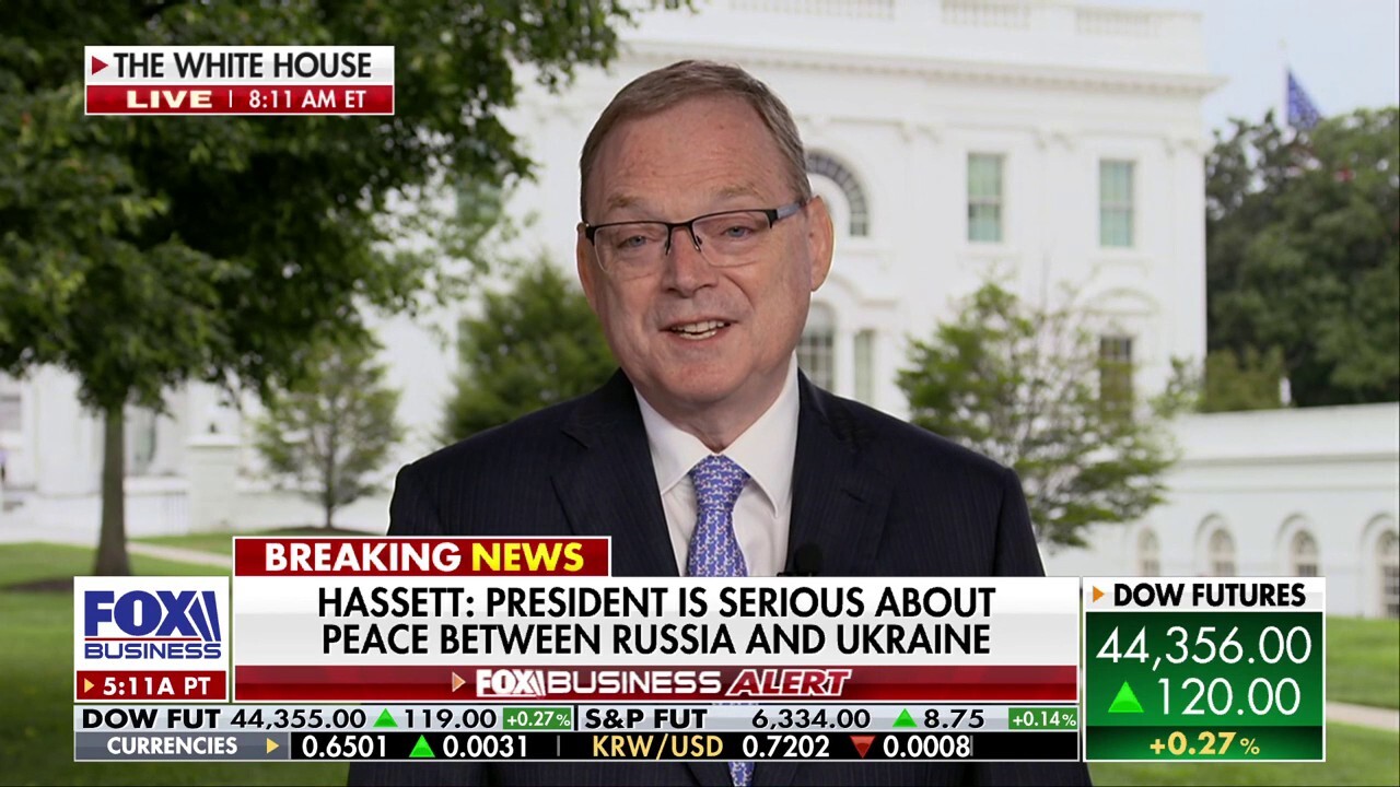 Trump economist teases Apple investment deal: 'Trillion in commitments'