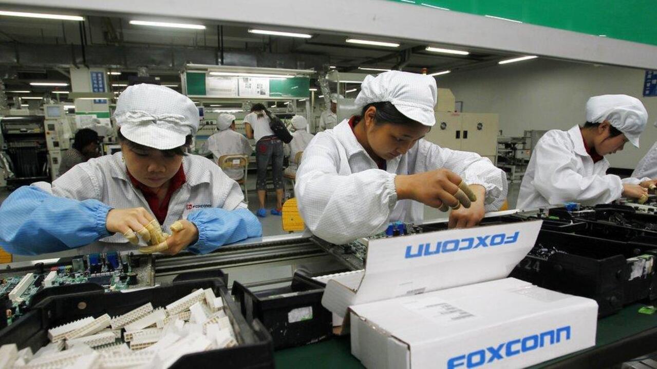 Apple supplier Foxconn to open Wisconsin plant: Lobbying source