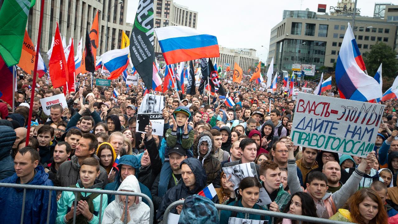 Thousands protest in Moscow, present new challenge to Putin's rule