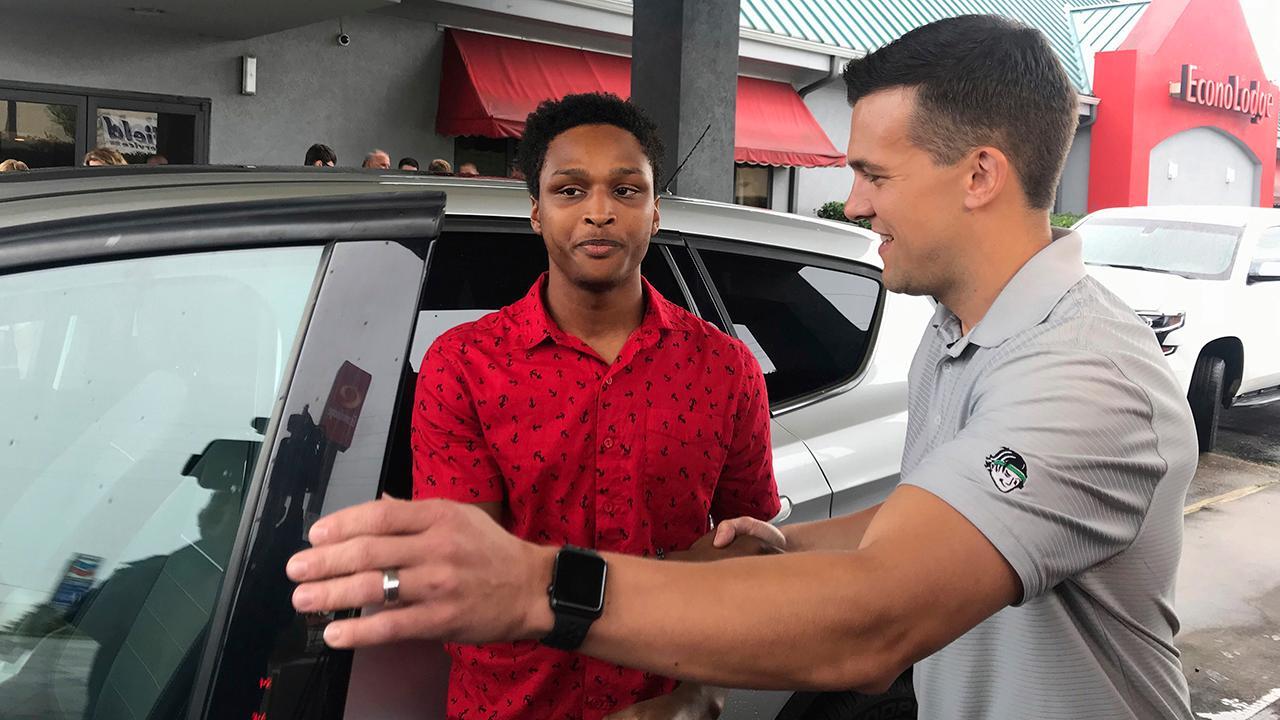 Bellhops' worker receives car from CEO after walking nearly 20 miles to work