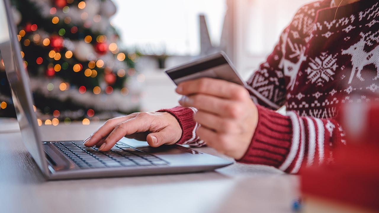 How credit cards can help you during holiday shopping