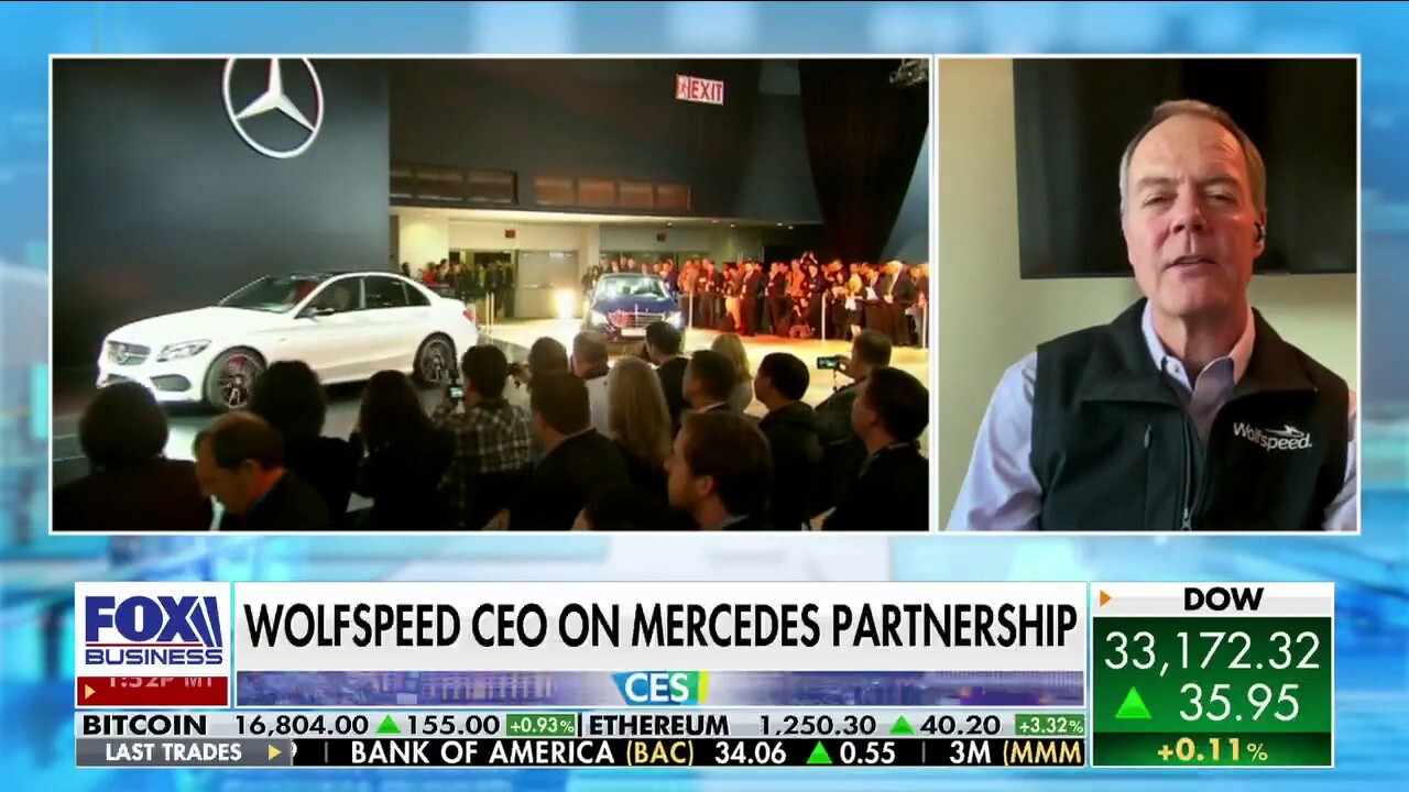 Wolfspeed CEO Gregg Lowe discusses the company's partnership with Mercedes-Benz and the future of the electric vehicle market on 'The Claman Countdown.'