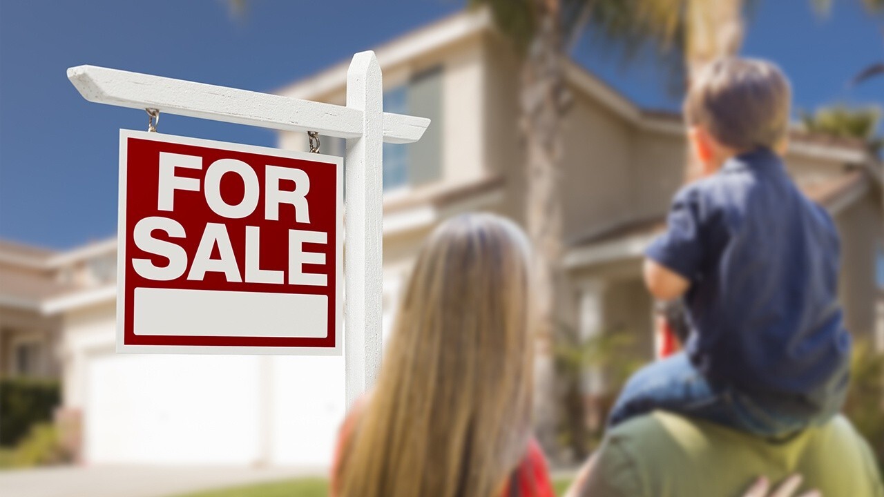 DeBianchi Real Estate's Samantha DeBianchi gives an update on the housing market 'frenzy' in Miami, Florida and across the country as 30-year fixed mortgage rates begin to tick back up above 3 percent.