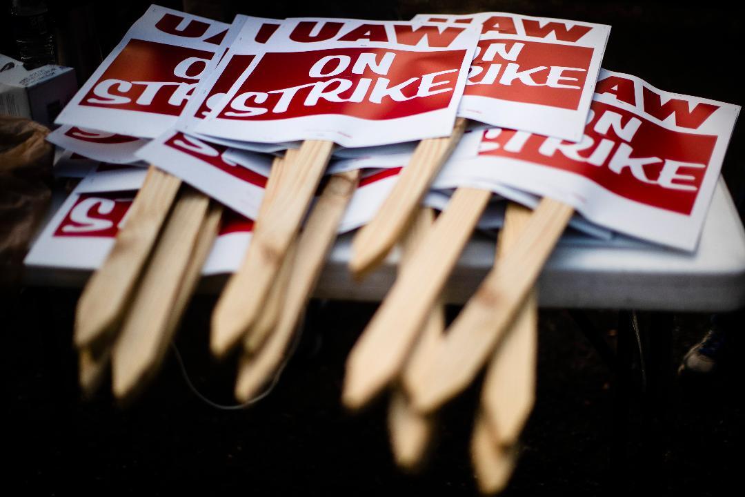 Elizabeth Warren, Joe Biden join UAW picket lines