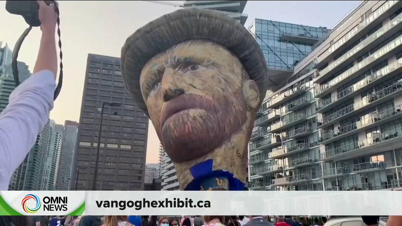 多倫多湖濱出現巨型梵高熱氣球 -- Jul 29, 2021 (ON)