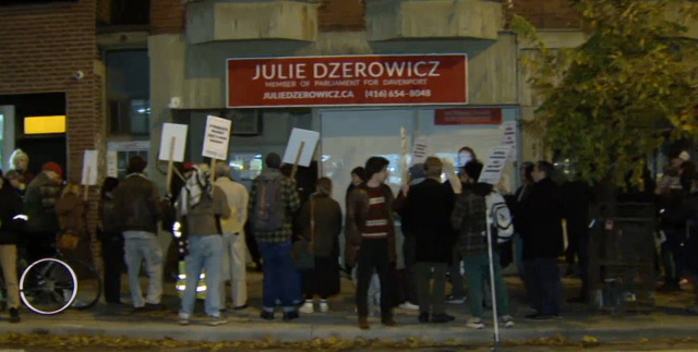 مظاهرة في تورنتو للاحتجاج على الإنفاق الدفاعي في الموازنة الكندية الجديدة