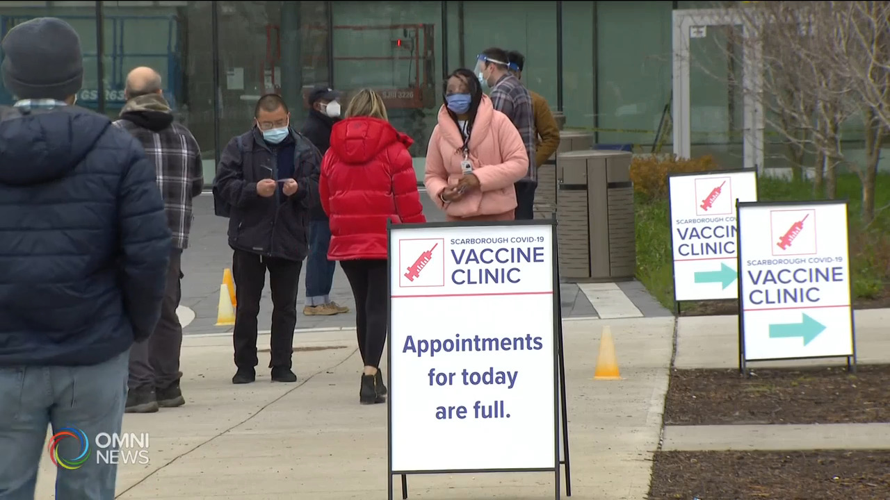 士嘉堡臨時疫苗接種站大排長龍 -- Apr 29, 2021 (ON)